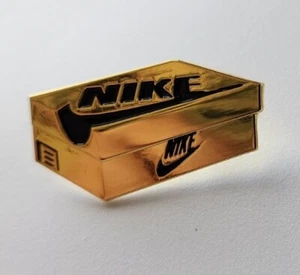 Nike Schuhkarton Emaille Pin Gold/Schwarz - Bild 1 von 4