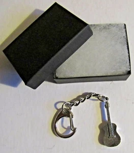 F) KEYRING PEWTER MUSICAL INSTRUMENT CLASSICAL GUITAR FRETTED SIX STRINGS PLUCK - Picture 1 of 3