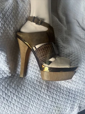 Sandálias de salto plataforma Pelle Moda tamanho 9 – pele de cobra e camurça com tiras - Imagem 1 de 3