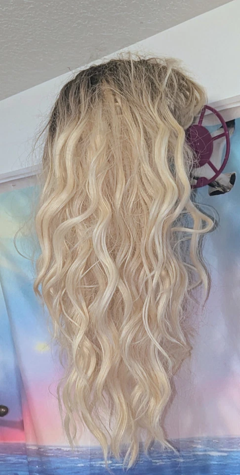 Peluca sintética rubia blanqueadora con raíces realistas onda de agua Foto 1 de 1