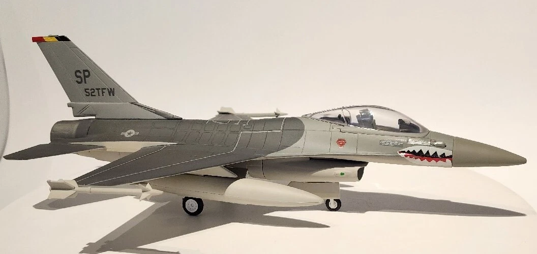 未使用開封品　1/48　COLLECTION ARMOUR F-16ファルコン s-l1200.webp