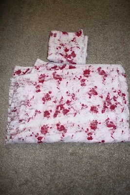 Jo-Ann Telas Halloween Encaje Blanco con Manchas de Sangre Roja Tela Foto 1 de 3