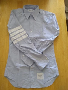Thom Browne blu Oxford con bottoni e maniche grosgrain nuove senza etichette righe TB1 14,5-32 - Foto 1 di 7