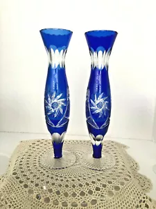 Vintage böhmische kobaltblaue handgeschliffene Vase paarweise verkauft, zwei Vasen im Angebot - Bild 1 von 6