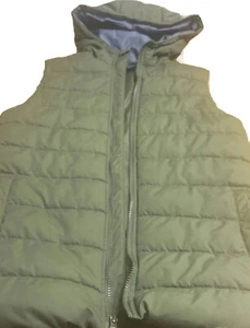 Chaleco pequeño acolchado verde bosque bolsillos con capucha cremallera completa cálido forrado Peyton & Parker - Imagen 1 de 8