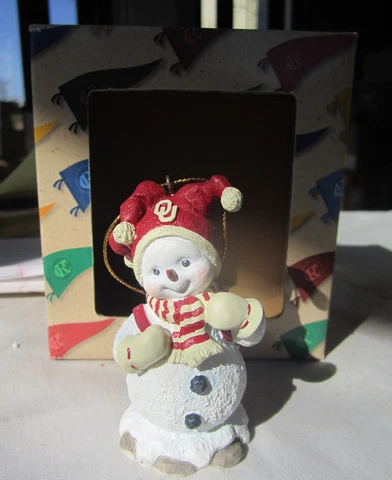 U Of OKLAHOMA Sooners SNOWMAN W/ Backpack CHRISTMAS Ornament NEW In Box Cover