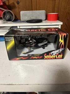 Moto de nieve Arctic Cat Sabercat 2003 modelo fundido a presión escala 1:18 4239-116 - Imagen 1 de 1