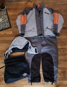 HARLEY DAVIDSON RAIN SUIT GEAR WIND JACKET & PANTS Mens S HOOD & BAG WORN ONCE - Foto 1 di 23