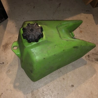Kawasaki 86-03 KX60 TANQUE DE GASOLINA PILA DE COMBUSTIBLE DEPÓSITO DE GASOLINA VERDE FABRICANTE DE EQUIPOS ORIGINALES 1780 Foto 1 de 4