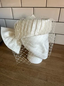Sombrero Vintage Crema Con Red Sobre Tamaño Arco Carreras Ocasión Boda - Imagen 1 de 9