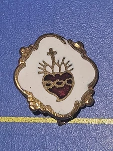 Vintage Messing rot weiß Emaille winzig Herz Christi Hut Pin C-Verschluss 1/2" - Bild 1 von 2