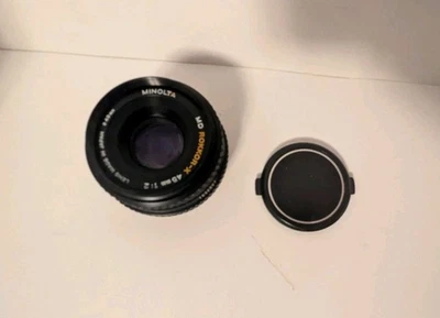 Lente Minolta MD Rokkor-X 45 mm 1:2 con tapas, letras naranjas Foto 1 de 4