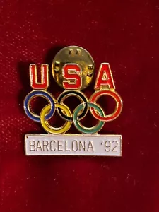 Spilla bavero cravatta smaltata ritagliata scritta anelli olimpici USA Barcellona 92 giochi estivi - Foto 1 di 2