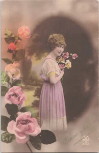 Frühe 1900er französische RPPC handgetönte Echtfoto Postkarte Jahrmarkt Dame Lavendel Kleid - Bild 1 von 2