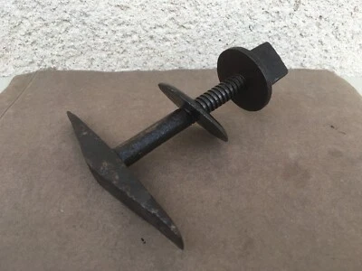 Ancienne vis de maintien de guichet de tonneau / Fer forgé / Quincaillerie - Photo 1/4