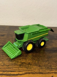 1/64 John Deere Combine w/ Corn Head Ertl Farm Toy - Picture 1 of 8