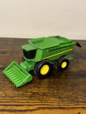 1/64 John Deere Combine w/ Corn Head Ertl Farm Toy - Image 1 of 4