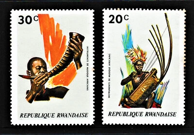 Como nuevo ligeramente articulado "INSTRUMENTOS MUSICALES DE ÁFRICA CENTRAL Y OCCIDENTAL" RUANDA 1973 Foto 1 de 2