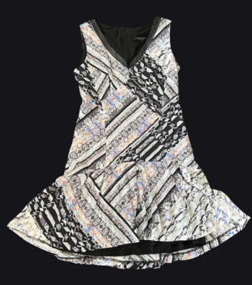 Nanette Lepore 女式黑色休闲连衣裙 0 码皮革装饰 V 领打褶 — 第 1/4 张图片