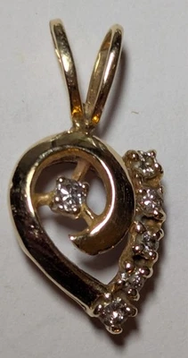 Colgante de corazón de diamantes y oro amarillo de 14K Foto 1 de 4