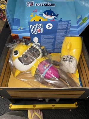 NOVA Boneca Baby Alive Baby Shark Pinkfong Cabelo Preto com Cauda Amarela e Capuz RARO! - Imagem 1 de 4