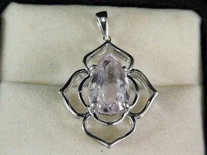 Colgante de kuncita en forma de pera de 5,32 quilates con montura floral de plata de ley - Imagen 1 de 7