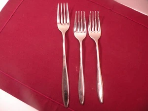 Tenedor de Cena Dalia 18/10 Acero Inoxidable Brillante España 8 3/8" 2 Tenedores de Ensalada 7 3/8" - Imagen 1 de 5