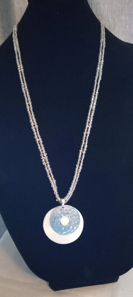 Collar de cuentas transparentes multihiebra Cookie Lee con colgante circular MOP (de colección) Foto 1 de 4