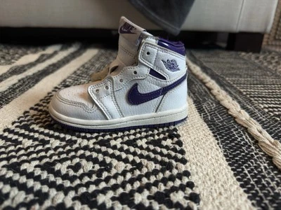 (Niño pequeño) Air Jordan 1 Retro Alto OG 'Court Purple' SIN CORDONES Foto 1 de 4
