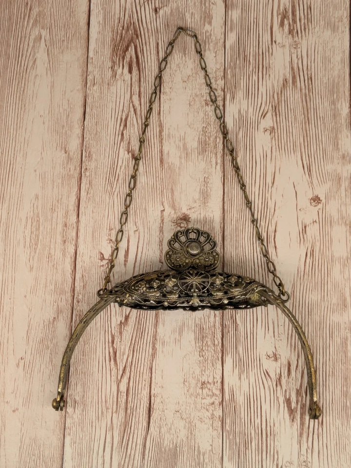 Antiguo marco de cartera de filigrana de metal dorado ornamentado con correa de cadena placa desgastada  Foto 1 de 4