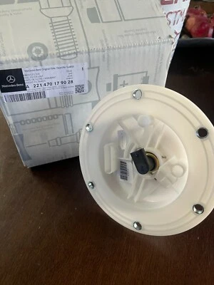 Genuine Mercedes Fuel Filter Assembly Left Side C300 CL550 E350 GLK350 S550 W221 - Image 1 of 4