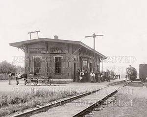 Stampa fotografica 8x10: Fairfield Illinois IL treno RR stazione deposito 1907 passeggeri - Foto 1 di 1