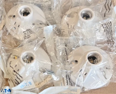 (LOTE DE 4) Portalámpara Eaton S865W-F-LW cadena de tracción con toma de luz de salida de plástico Foto 1 de 4