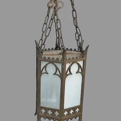 Lámpara de techo colgante gótica antigua de metal fundido con paneles de vidrio Foto 1 de 4