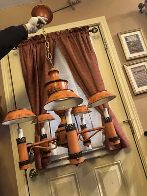 Preciosa araña vintage inglesa Tole follaje fruta cesta cinco luces, 1850 Foto 1 de 4