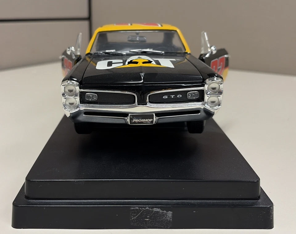 Литой автомобиль ERTL Nascar 2000 Ward Burton Caterpillar 22 1966 Pontiac GTO 1:18 - Изображение 1 из 4