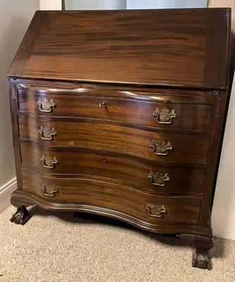 Antiguo escritorio de secretaria Gobernador Winthrop Chippendale frente abatible, patas de garra Foto 1 de 4