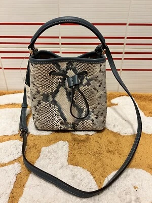 MICHAEL KORS SURI СИНИЙ КОЖАНЫЙ ЗМЕЯ ПЕЧАТЬ SM ВЕДРО ЧЕРЕЗ ПЛЕЧО НОВЫЙ РОЗНИЧНОЙ $278 - Изображение 1 из 4