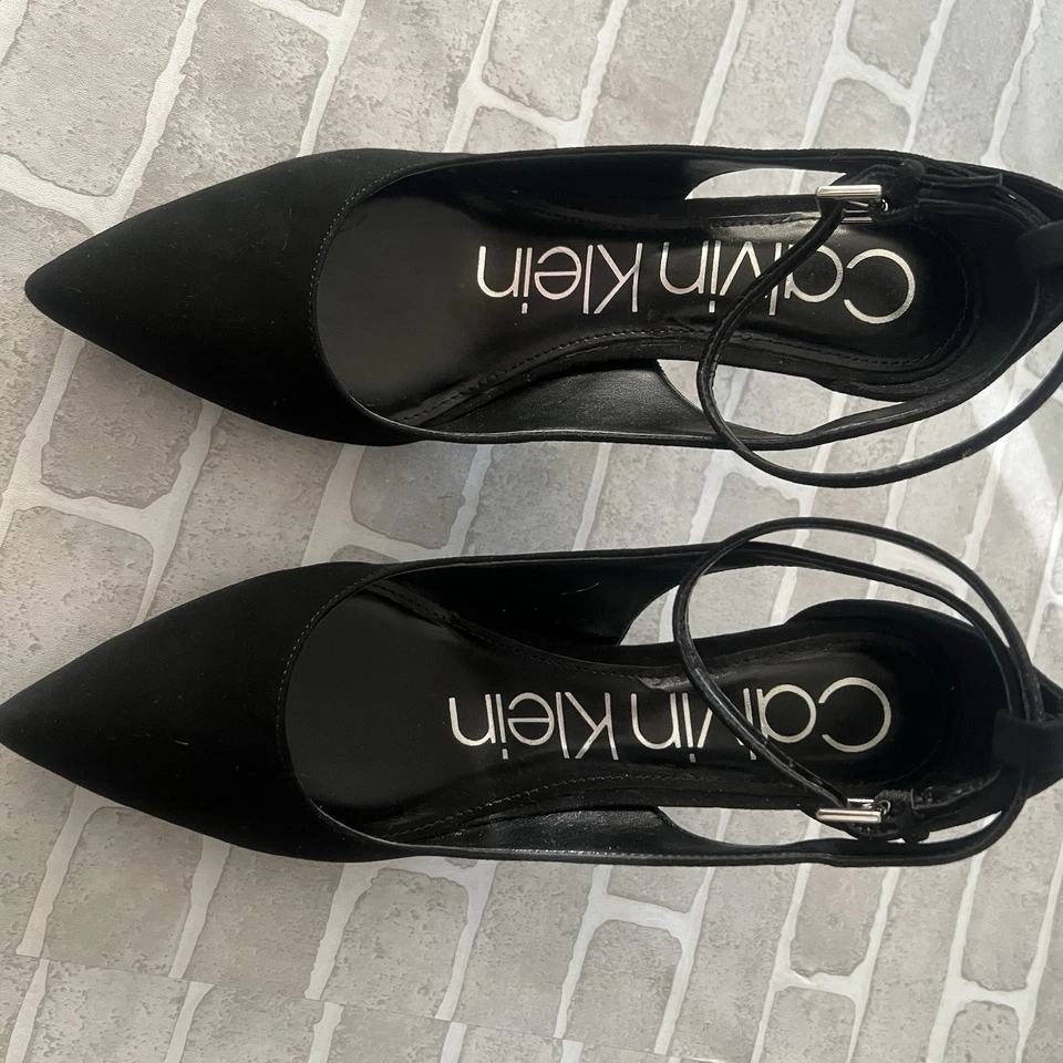 Corbata al tobillo Clavin Klein punta punta tacón alto terciopelo, negra, mujer talla 6 1/2 Foto 1 de 4