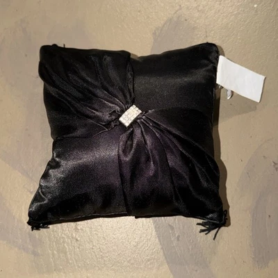 Lillian Rose 8 英寸黑色戒指承载钻石珠宝流苏戒指枕头 — 第 1/4 张图片