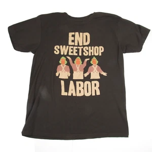 Camiseta Gráfica Oompa Loompa Juvenil Pequeña Marrón "End Sweetshop Labor" - Imagen 1 de 3