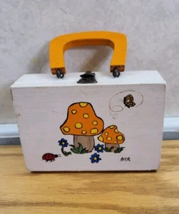 Caja de madera vintage pintada a mano forrada con setas joyero firmada Melissa Robinson - Imagen 1 de 11