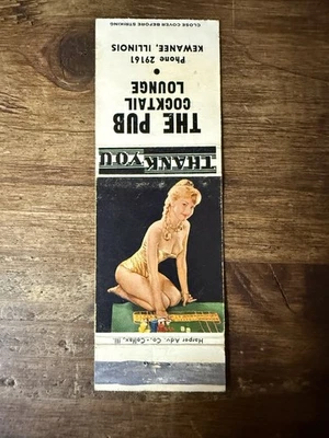 Pinup de salón de cócteles D1008 The Pub Kewanee Illinois cubierta de cerillas vintage Foto 1 de 2