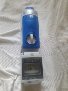 Gewiss UK01443 Verriegelungssteckdose 16A 230V 2P+E, c/w 25A RCD - Bild 1 von 10