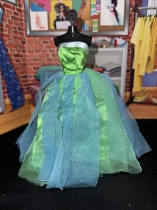Vestido de fiesta vintage de satén azul verde azul muñeca Barbie años 60 951 - Imagen 1 de 4