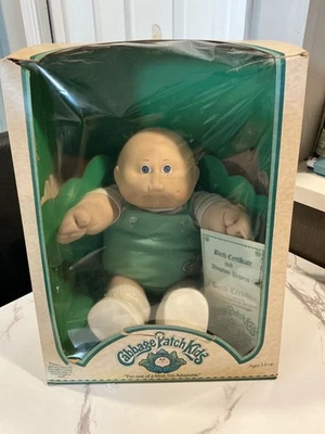 Boneca Cabbage Patch Vintage Original 1982/1983 na Caixa Todos os Papéis  - Imagem 1 de 4