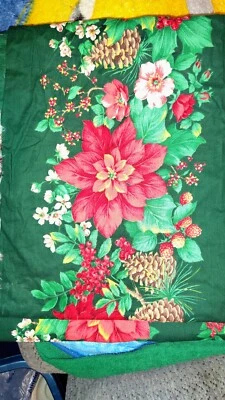 Tecido Pointsettia vermelho com pinhas em um fundo verde acima de 3 jardas  - Imagem 1 de 3