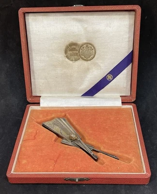 Bonbonnière japonés boda imperial - Taishō, plata, motivo abanico Foto 1 de 4