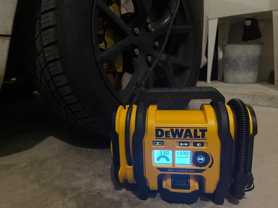 Inflador de Neumáticos DEWALT Compresor de Aire Portátil 20V MAX Apagado Automático Foto 1 de 4