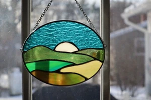 Moon Rise Granny Kent Vitral Atrapasol Ovalado 5" x 3 1/2" Hecho en EE. UU. 2025 - Imagen 1 de 8